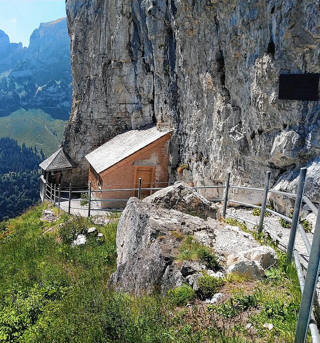 Bild 22: Normalerweise überrennen Touristen das Berggasthaus Aescher, doch wie sieht es dort jetzt aus? Wir nehmen Sie mit auf eine Wanderung
