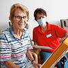 Das Musizieren an der Veehharfe gehört bei der Tagespflege im Pflegezentrum St. Verena zu den Höhepunkten. Hier üben Gertrud Alicke und ...