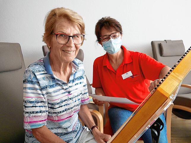 Das Musizieren an der Veehharfe gehört bei der Tagespflege im Pflegezentrum St. Verena zu den Höhepunkten. Hier üben Gertrud Alicke und ...