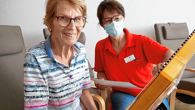 Das Musizieren an der Veehharfe gehört bei der Tagespflege im Pflegezentrum St. Verena zu den Höhepunkten. Hier üben Gertrud Alicke und ...