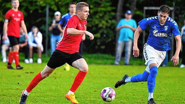 Strohfeuer: Nico Maier (links) brachte den FC Hochrhein zwar überraschend in Führung. Am Ende setzte sich aber der entschlossener ...