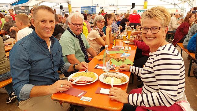 Christof und Moni Ritter aus Pfullendorf lassen sich Schlachtplatte und Bauernschinken schmecken. „Darauf haben wir uns richtig ...