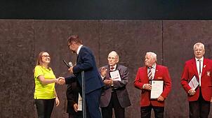 Die Laudatio auf Anja Fridau hält der FDP-Landtagsabgeordnete für den Wahlkreis Tuttlingen-Donaueschingen, Niko Reith. Er übergibt auch ...