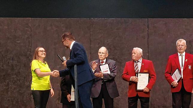 Die Laudatio auf Anja Fridau hält der FDP-Landtagsabgeordnete für den Wahlkreis Tuttlingen-Donaueschingen, Niko Reith. Er übergibt auch ...