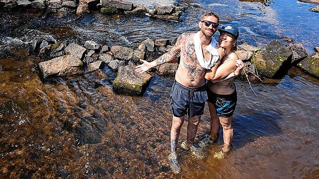 Schwarzwald pur: Alessandra Casiere (rechts) und Georg Zerr jubeln vor Freude, während sie hier die Brigach bachaufwärts Richtung ...