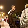 (Symbolbild) Bei Firat Sen von Taxi Sen aus Konstanz steigt ein weiblicher Fahrgast am Bahnhof in Konstanz ein.