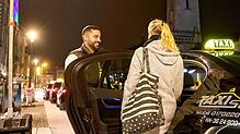 (Symbolbild) Bei Firat Sen von Taxi Sen aus Konstanz steigt ein weiblicher Fahrgast am Bahnhof in Konstanz ein.