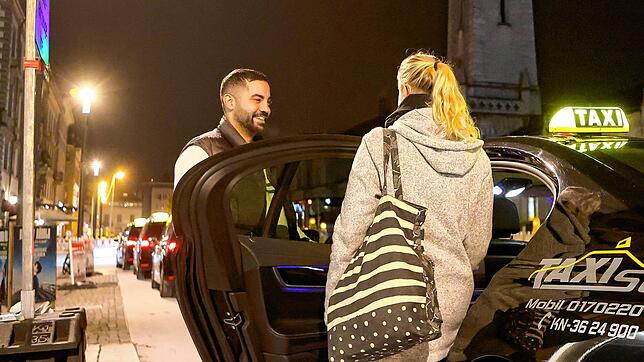 (Symbolbild) Bei Firat Sen von Taxi Sen aus Konstanz steigt ein weiblicher Fahrgast am Bahnhof in Konstanz ein.