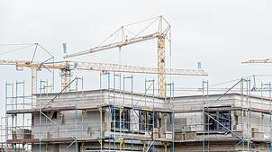 Bei der Planung eines Neubaus sollte man auch die Lage sowie örtliche Witterungseinflüsse einbeziehen. Bild: Rolf Vennenbernd/dpa/dpa-tmn