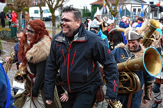 Bild 2: Rathaussturm in Moos: Gemeinde wehrt sich als römische Armee – Die Bilder vom Fasnacht-Spektakel!