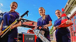 Sie lieben die Arbeit mit schwerem Gerät und sie helfen gerne Menschen in Notsituationen. Die Feuerwehrfrauen Vera Bürkle (von links), ...