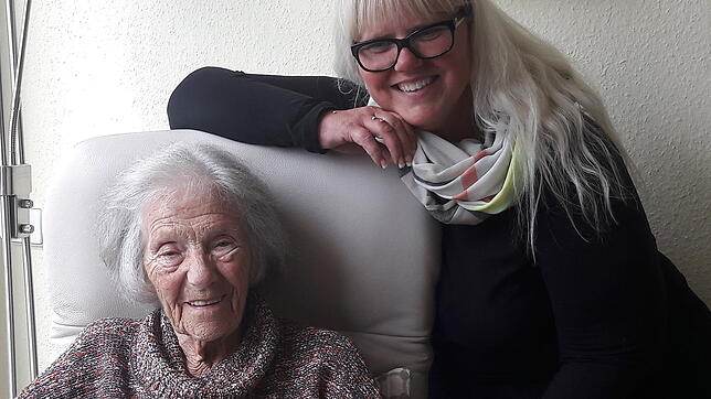 Neues Zuhause im Alten- und Pflegeheim des Landkreises Waldshut in Jestetten: Helga Hauer (84) mit ihrer Tochter Heike Spissinger (53).