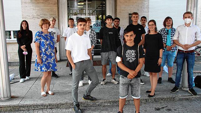 Das 15-köpfige Singener Jugendkomitee wurde vor den Sommerferien von Bürgermeisterin Ute Seifried (zweite von links) und ...