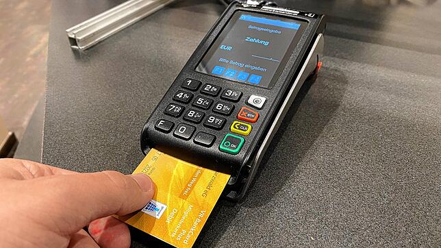 Eine Situation, die Einzelhändler seit der Pandemie deutlich häufiger erleben: Kunden bezahlen nicht mit Bargeld, sondern elektronisch. ...