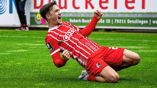 Mika Baur bejubelt einen Treffer für die U23 des SC Freiburg gegen den FSV Zwickau. In der abgelaufenen Drittliga-Saison bestritt der ...