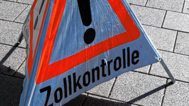 Achtung Zollkontrolle! In Grimmelshofen sind zwei Männer aufgeflogen, die für ihren Cousin Ware im Wert von 35.000 Euro schmuggeln wollten.