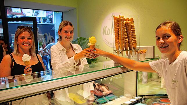In der heißen Jahreszeit freut sich so manch einer über eine kühle Köstlichkeit. Auch Carina Mertle und Aileen Stöckli kaufen ein Eis ...