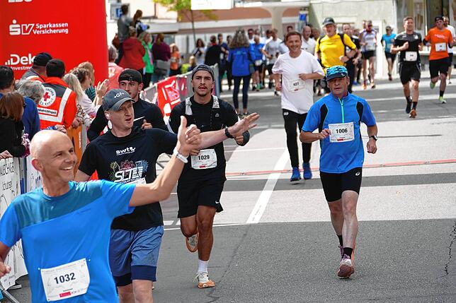 Bild 21: Donaueschingen schnürt die Laufschuhe. Schutzengellauf für den guten Zweck bringt 11000 Euro ein.