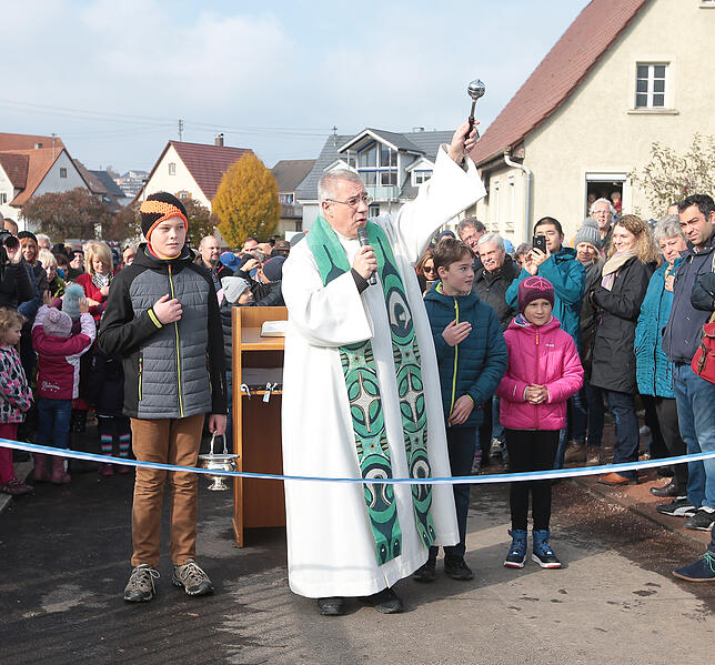 Priester Markus Ramminger gibt in einer launigen Rede den Segen zur Brückeneinweihung. Bild: Roger Müller