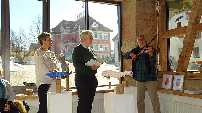Susanne Amsel, Mathes Seidl und Egon Fässler (von links) gestalten die Vernissage mit Texten und Improvisationen.