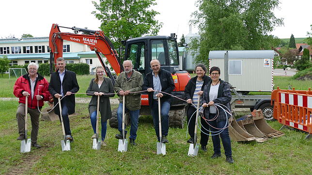 Symbolischer Spatenstich für das Großprojekt Breitbandausbau in Ewattingen (von links): Edgar Maier vom beauftragten Bauunternehmen, ...