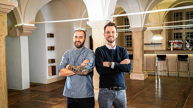 Voller Tatendrang: Daniel Richter (links) und Marius Preuss übernehmen die Alte Hofbibliothek. Neben Veranstaltungen soll es dort ...