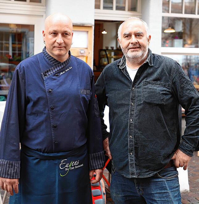 Eugen Bücheler (rechts) und Küchenchef Albrecht Butler-Fink vor dem Bio-Café-Restaurant in der Münzgasse, das zum Jahresende schließt.