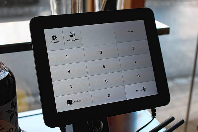 Über das digitale Tastenfeld wird die Nummer für den jeweiligen Cocktail ausgewählt. Die Maschine beginnt dann ihre Arbeit.