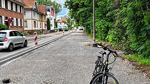 In der Schwedendammstraße wird der schmale Fuß- und Radweg entlang der Brigach ordentlich ausgebaut. Die gewohnten Parkplätze für Autos, ...