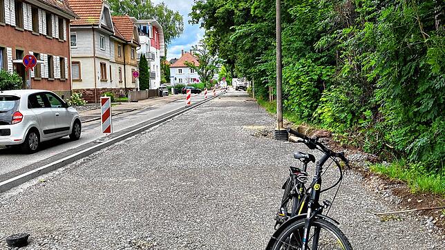 In der Schwedendammstraße wird der schmale Fuß- und Radweg entlang der Brigach ordentlich ausgebaut. Die gewohnten Parkplätze für Autos, ...