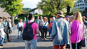 Viel los beim historischen Abend: Natascha Auer (mit Rucksack), Vorstandsmitglied des Fördervereins Museum Bodman-Ludwigshafen, freut ...