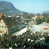 Demonstration auf dem Hohgarten in den 1970er Jahren. Bis auf das Fachwerkhaus im Vordergrund steht heute keines der Häuser mehr.