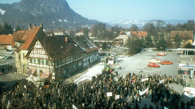 Demonstration auf dem Hohgarten in den 1970er Jahren. Bis auf das Fachwerkhaus im Vordergrund steht heute keines der Häuser mehr.