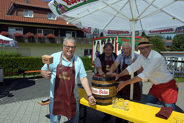 Ganz schön zünftig: Unser Foto zeigt den Feriengast Erich Warken (72) aus Saarbrücken beim Faßanstich. Das Fass halten v.l. Frank ...