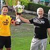 Da ist der Pott: Kapitän Andreas Hoffmann vom VfR Horheim-Schwerzen (links) wird der Küssaburg-Pokal vom Horheimer Vereinsvorsitzenden ...