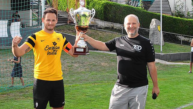 Da ist der Pott: Kapitän Andreas Hoffmann vom VfR Horheim-Schwerzen (links) wird der Küssaburg-Pokal vom Horheimer Vereinsvorsitzenden ...