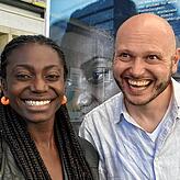 Zwei Menschen, eine Mission: Christiana Bukalo und Fotograf Florian Schwarz bei der Ausstellung am Kreuzlinger Tor.