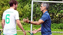 Bermatingen-Trainer Joachim Ruddies (rechts) und Spieler Jannis Dannecker haben derzeit allen Grund zur Freude.