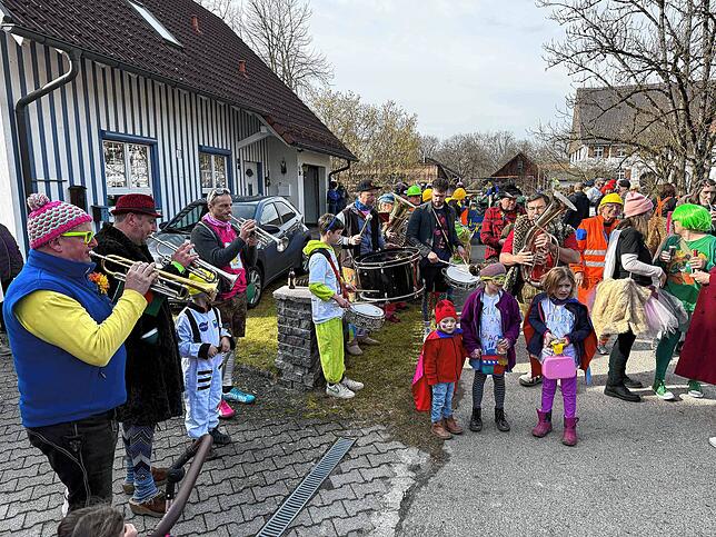 Bild 12: Die schönsten Bilder: Urnauer Fasnet mit politischer Botschaft