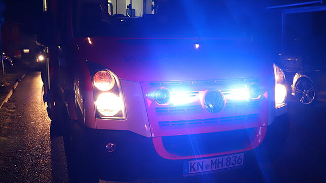 19.39 Uhr: Es muss schnell gehen. Rettungswagen 12/83 bleibt bei vollem Signal auf der Radolfzeller Straße an der Ortsausfahrt von ...