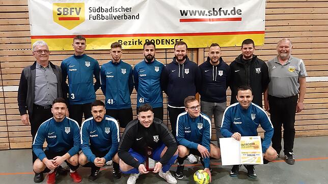 Der alte und neue Futsal-Bezirksmeister Bodensee, der FC Anadolu Radolfzell (hinten, von links): Bezirksvorsitzender Konrad Matheis, ...