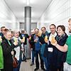 Prost: Im Lagerkeller stößt Braumeister Steffen Müller (rechts) mit den Teilnehmern der SÜDKURIER-Leserführung mit frisch gezapftem Bier an.