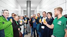 Prost: Im Lagerkeller stößt Braumeister Steffen Müller (rechts) mit den Teilnehmern der SÜDKURIER-Leserführung mit frisch gezapftem Bier an.