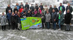 Zum Abschluss der 72 Stunden-Aktion gibt es ein Foto mit dem Landrat, dem Dekanatsreferenten, Bürgermeister und Schulleiterin sowie ...