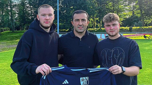 Neu im Kader: Sportchef Mehmet Yilmaz (Mitte) freut sich beim SV Blau-Weiß Murg auf die Neuzugänge Maximilian Batt (links) und David ...