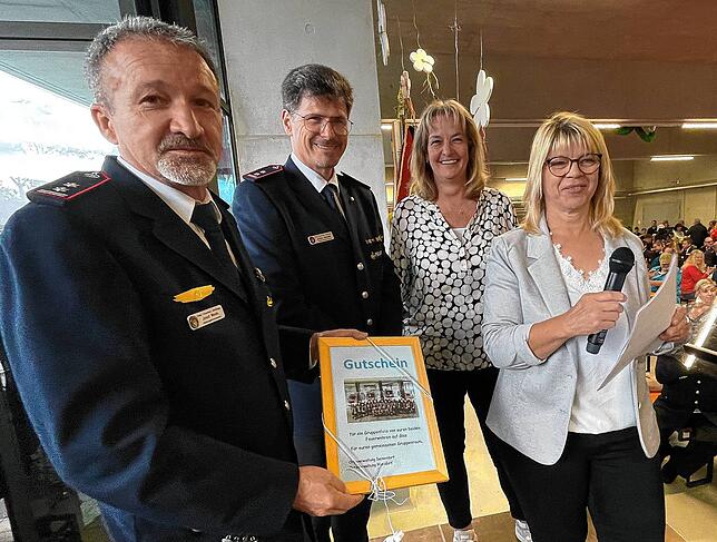 Mit den Abteilungskommandanten Josef Wesle (Deisendorf) und Jürgen Specker (Nußdorf) freuen sich auch deren Ortsvorsteherinnen Anja ...