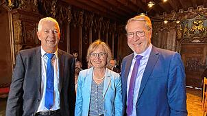 Der Konstanzer Landgerichtspräsident Christoph Reichert (rechts) verabschiedete Günther Völk in den Ruhestand und sah in Anke Baumeister ...