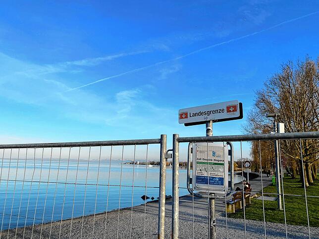 Die Landesgrenze ist seit gestern nicht mehr nur durch das Schild sichtbar – auch durch den Zaun.