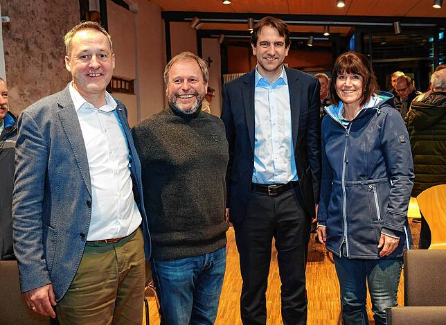 Stadtwerke-Geschäftsführer Tobias Hagenmeyer, Martin Schäuble, Obermeister der Sanitär-Heizung-Klima-Innung Konstanz, der ...