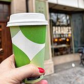 Der Cappuccino-To-Go im Pappbecher in der Paradies Bäckerei an der Unteren Laube kostet 3,30 Euro plus 50 Cent Verpackungssteuer.